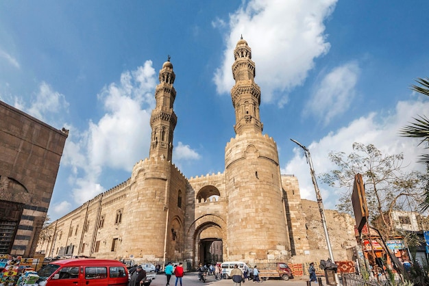 LE CAIRE, ÉGYPTE - 12 OCTOBRE 2018 : Les portes médiévales de Bab Zuweila situées au coeur du Caire islamique et entourées d'un souk arabe bruyant (marché), le 12 octobre au Caire.