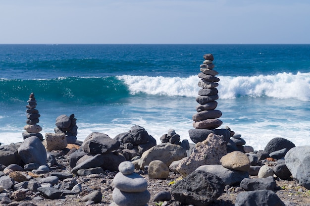 Cairn contre les vagues de l'océan