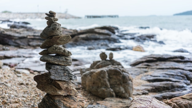 Cairn de pierre ou pile au parc national de Khao Laem Ya, Rayong, Thaïlande