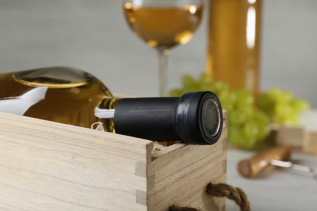 Caisse en bois avec une bouteille de vin sur la table libre