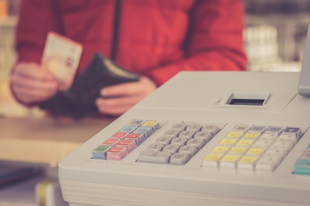 Caisse enregistreuse dans un magasin Le client paie