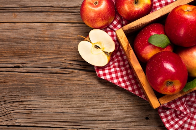 Photo caisse plate avec des pommes mûres avec fond