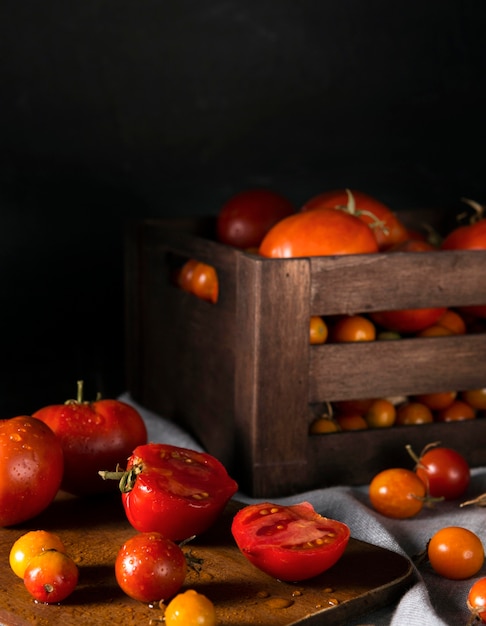 Caisse avec tomates d'automne et planche à découper