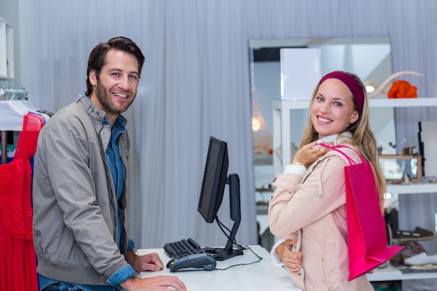 Caissier souriant et son client