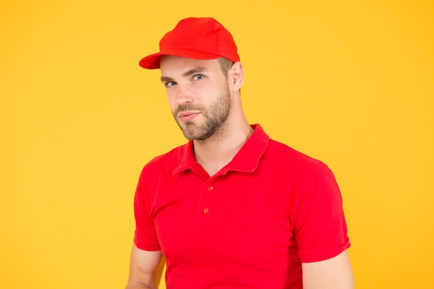 Caissière de supermarché. Profession de caissier. Embauche d'employé de magasin. Uniforme de caissier beau mec. Le personnel du café du restaurant était recherché. Le service de livraison de l'homme porte une casquette rouge. Vendeur. Livreur de commande de nourriture.