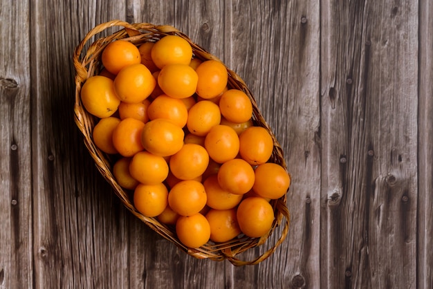 Caja de fruits brésiliens dans le panier de paille.