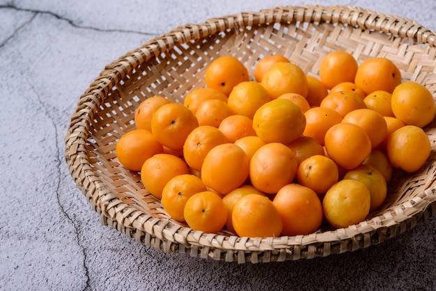 Caja de fruits brésiliens dans le panier de paille.