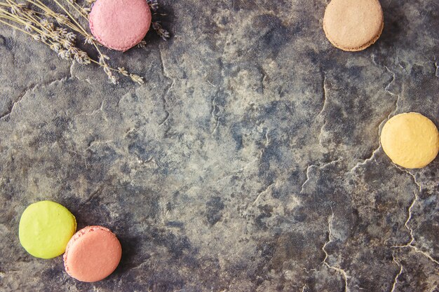 Cake assorti de macarons en cadeau. Mise au point sélective.