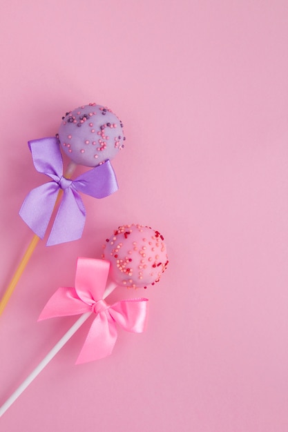 Cake pop avec des nœuds en ruban