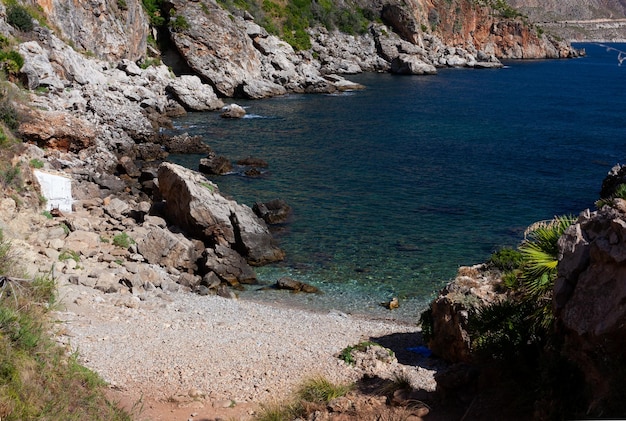 Photo cala beretta dans la réserve naturelle de l'oasis dello zingaro à scopello