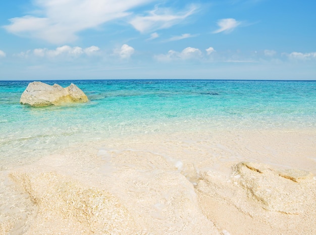 Cala Mariolu par temps clair Sardaigne