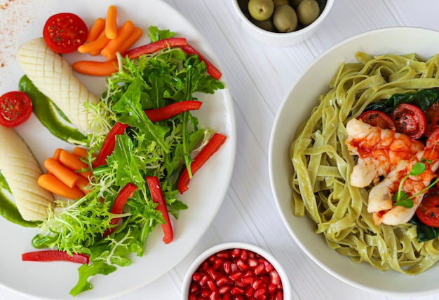 Calamars bouillis avec des carottes et des tomates de laitue et de la purée de pois.