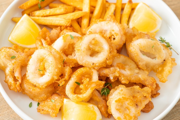 calamars - calmars ou poulpes frits avec frites