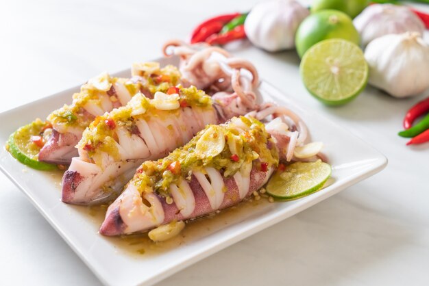 Calamars cuits à la vapeur avec chili épicé et sauce au citron