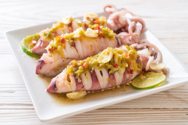 Calamars cuits à la vapeur avec chili épicé et sauce au citron