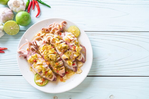 Calamars cuits à la vapeur avec piment épicé et sauce au citron