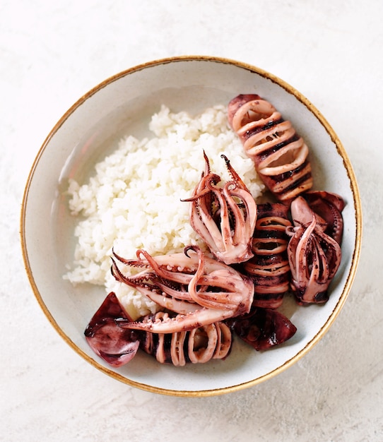 Calamars entiers grillés avec riz bouilli