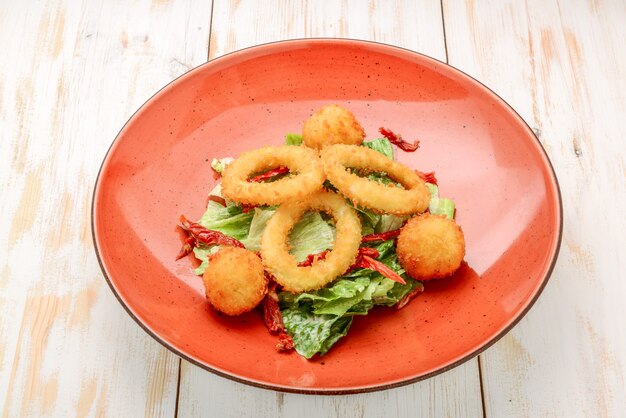 Calamars frits aux anneaux de calmars frits avec salade verte