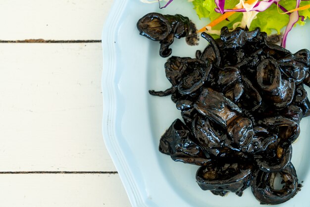 calamars frits avec sauce à l'encre de seiche