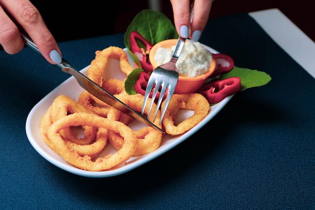 calamars de fruits de mer frits ou calamars avec sauce