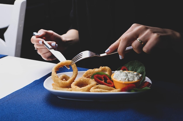 calamars de fruits de mer frits ou calamars avec sauce