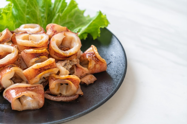 calamars grillés sur assiette