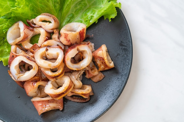 calamars grillés sur assiette