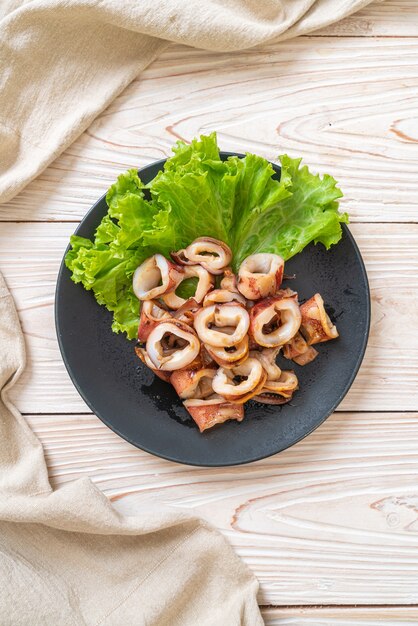 calamars grillés sur assiette