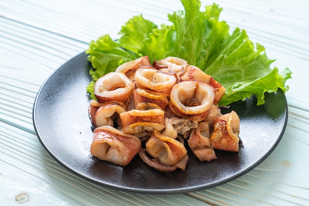 calamars grillés sur assiette