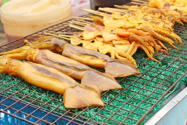 calamars grillés dans l&#39;alimentation de rue