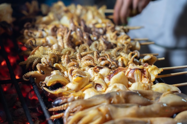 Calamars grillés dans un bâton à la nourriture de rue en Chine ville de Thaïlande