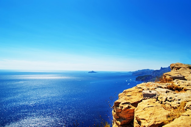 Photo calanque à la mer méditerranée sur la côte d'azur en france en été.