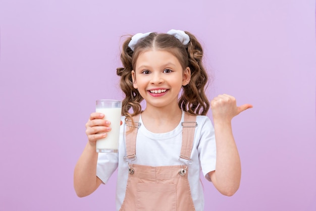 Calcium pour la santé des enfants Produits laitiers pour tous les jours pour les enfants La jeune fille pointe du doigt la publicité