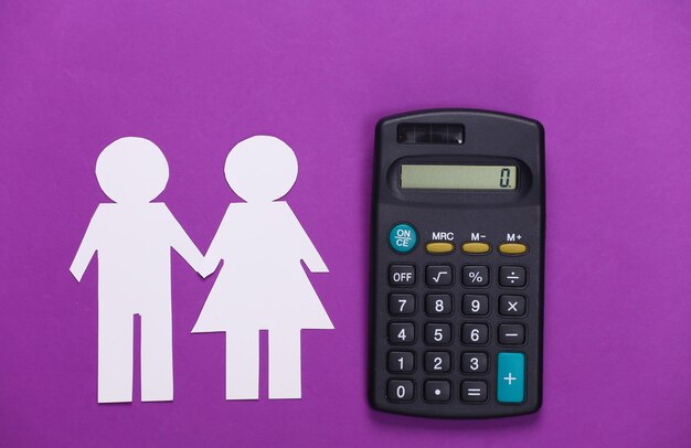 Calcul du concept de budget familial. Couple de papier amoureux ensemble et une calculatrice sur un violet.