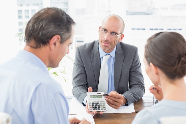 Photo calculateur montrant homme d'affaires à ses clients