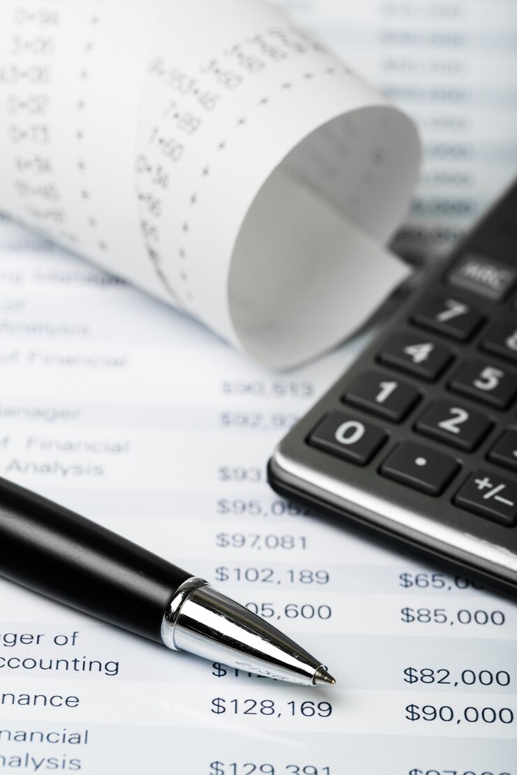 Photo calculatrice et bande de papier avec des chiffres financiers