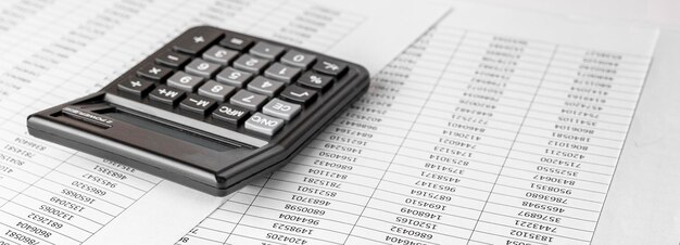 Calculatrice sur les états financiers et le bilan sur le bureau de l'auditeur Concept d'entreprise de comptabilité et d'audit