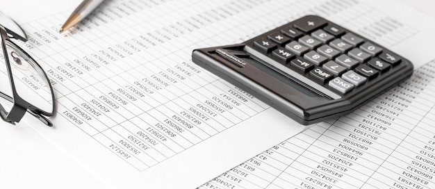 Calculatrice sur les états financiers et le bilan sur le bureau de l'auditeur Concept d'entreprise de comptabilité et d'audit