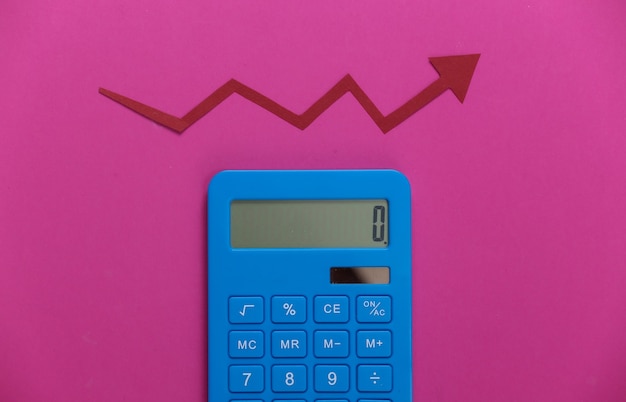 Calculatrice avec flèche de croissance rouge sur rose. Graphique de flèche qui monte. La croissance économique