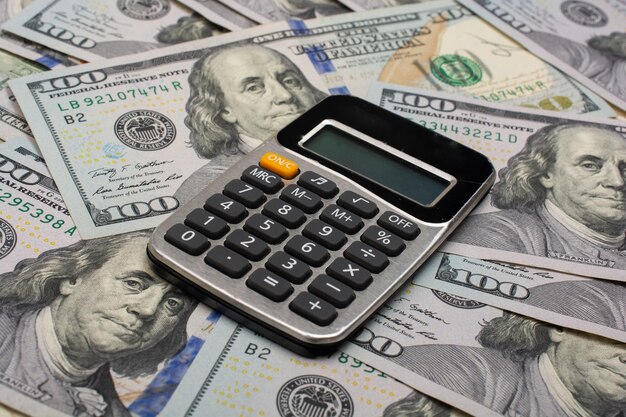 Calculatrice avec fond de billets en dollars américains