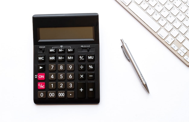 Calculatrice sur fond blanc, concept d'entreprise