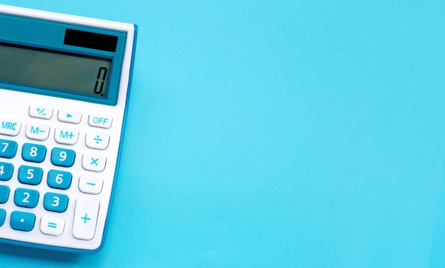 Calculatrice sur fond bleu, vue de dessus