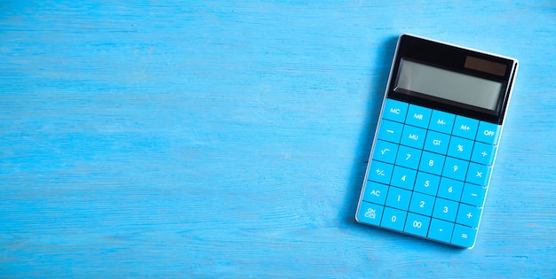 Calculatrice sur le fond bleu.