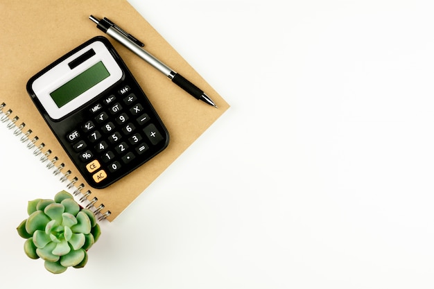 Calculatrice et fournitures de bureau sur tableau blanc.