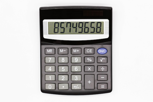 Calculatrice avec de gros boutons avec des chiffres sur l'écran numérique sur un fond blanc isolé