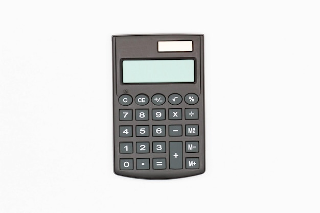 Calculatrice avec gros boutons avec écran numérique vide sur fond blanc Alimentation solaire isolée