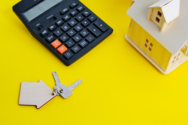 Calculatrice House Keys Concept d'achat et de vente de logements, d'hypothèques et de location d'une maison ou d'un appartement.