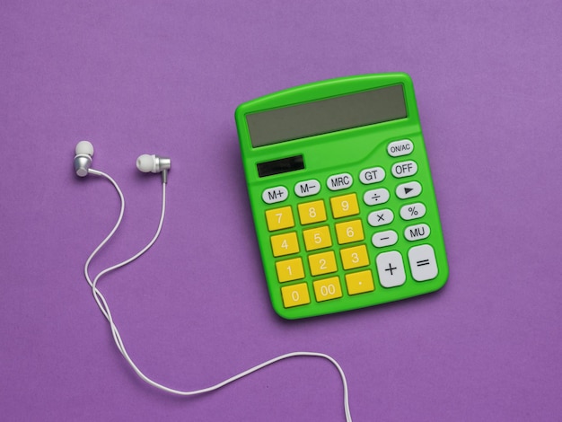 Calculatrice jaune-vert et casque blanc sur fond violet