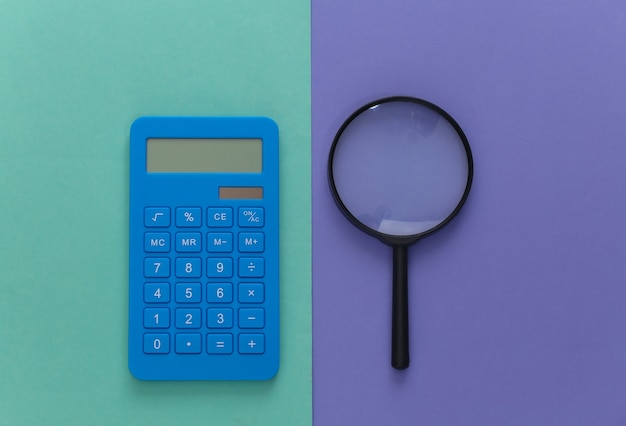 Calculatrice avec une loupe sur bleu violet