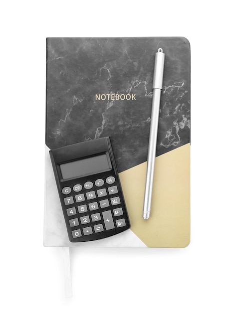 Calculatrice moderne, stylo et cahier sur surface blanche